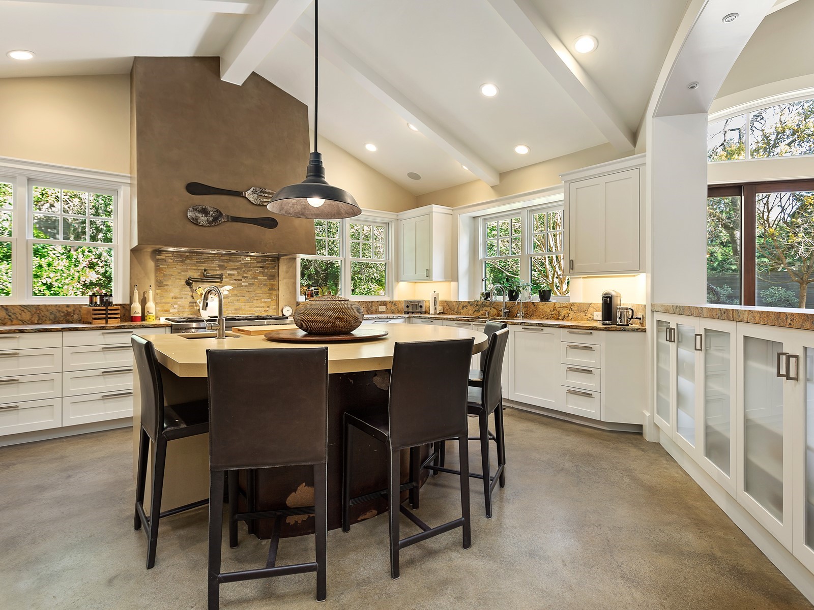 789 Los Palos Manor
