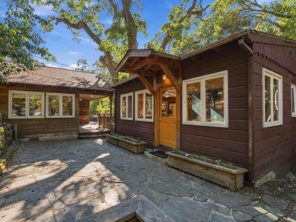 33 Oakwood Rd